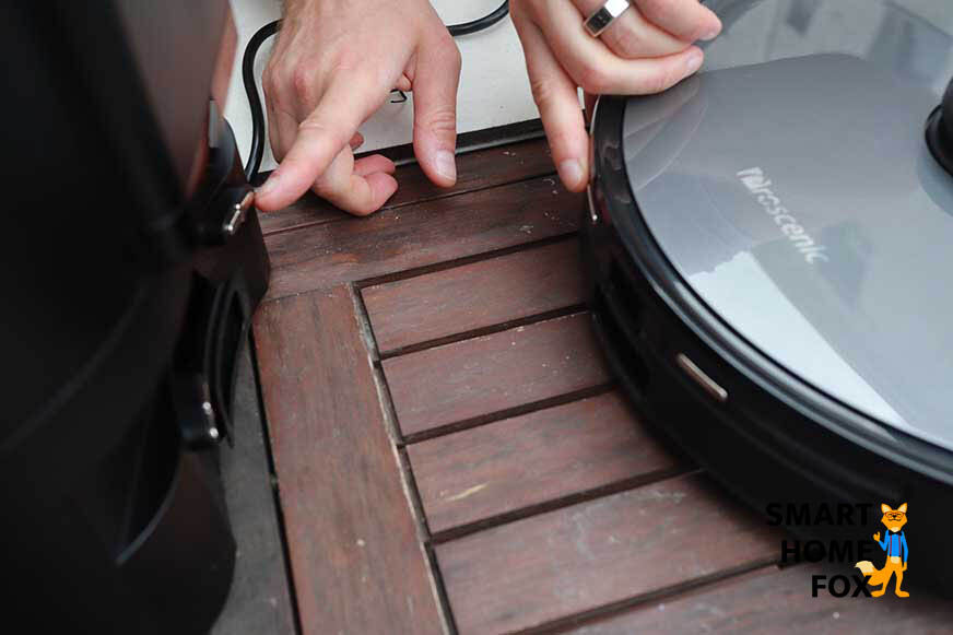 Ladekontakte des Proscenic M8 PRO in der Nahaufnahme